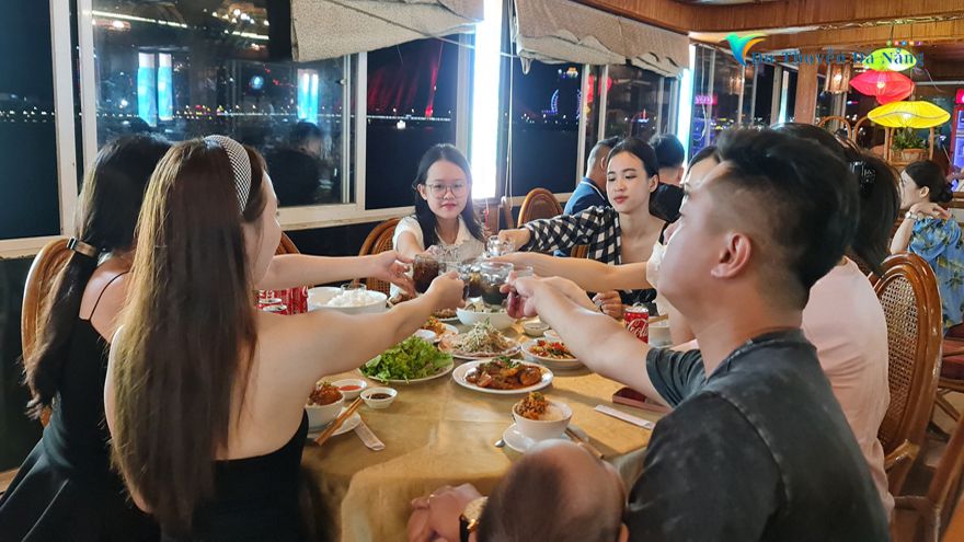Ăn tối trên tàu rồng sông Hàn